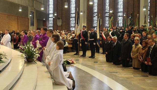 Marszałek województwa zaprosił na mszę w intencji ofiar przedstawicieli wszystkich partii.