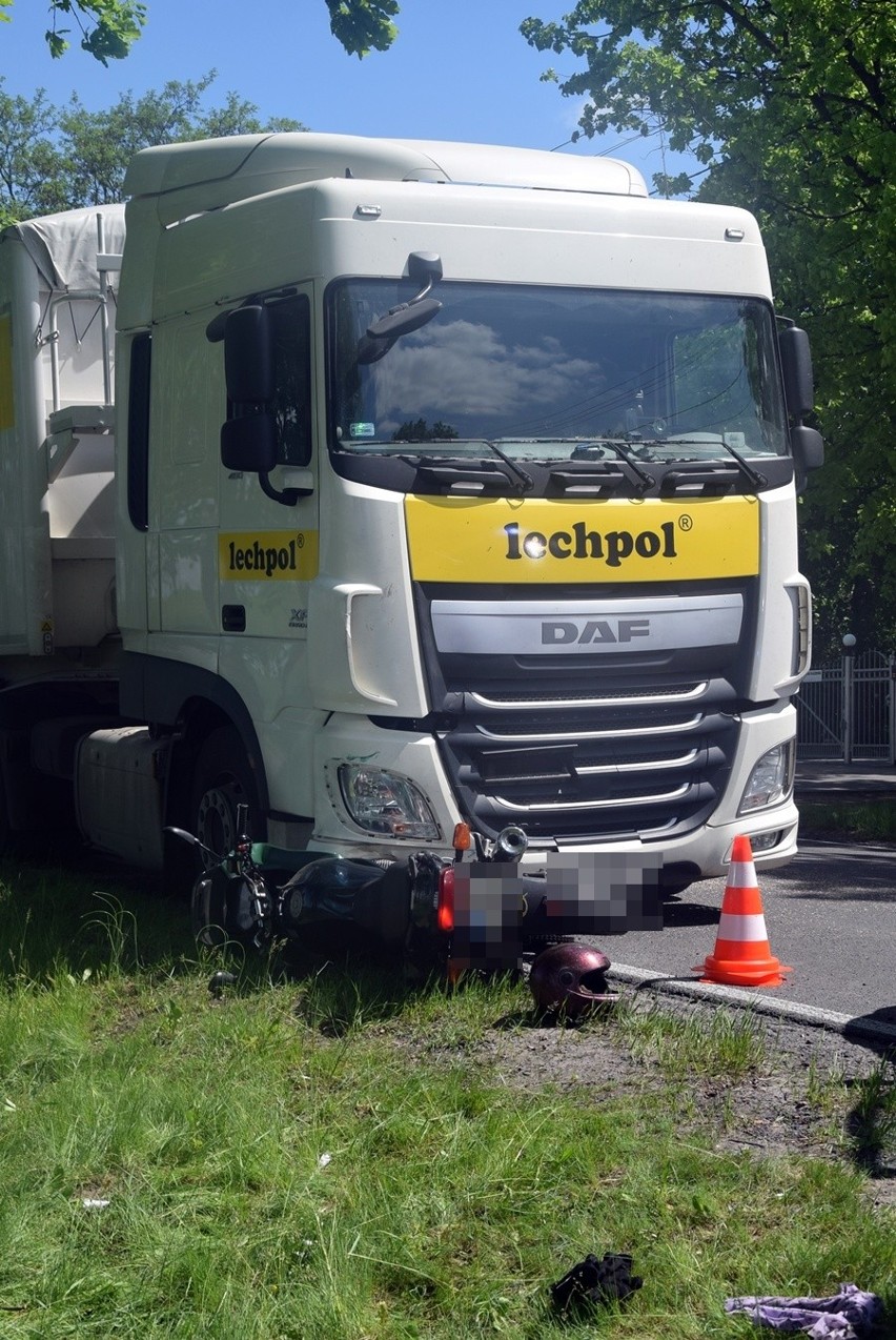 Stargard. Na ul. Gdyńskiej motocyklista z pasażerką wpadli pod TIR-a [ZDJĘCIA, WIDEO]