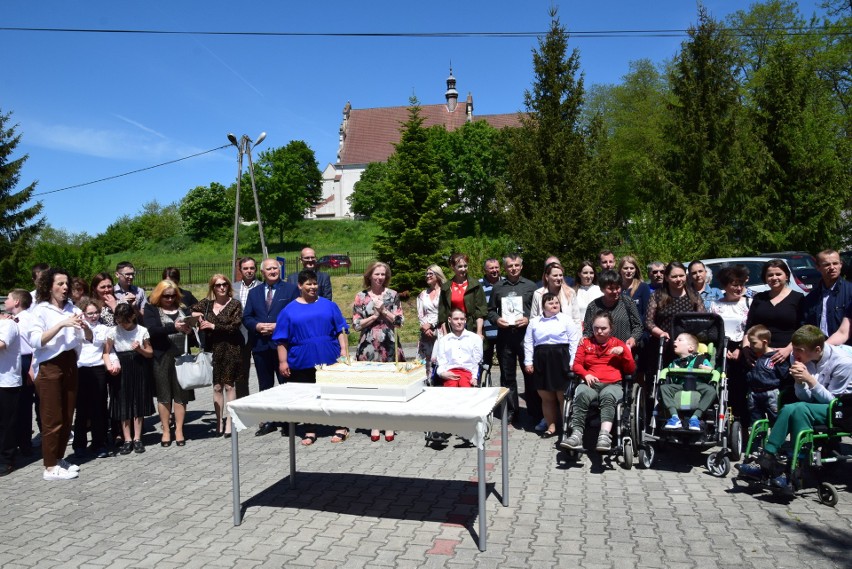 Piąte urodziny Fundacji "Szlachetne Anioły" z Klimontowa. Piękna uroczystość z tortem i balonami. Zobacz zdjęcia