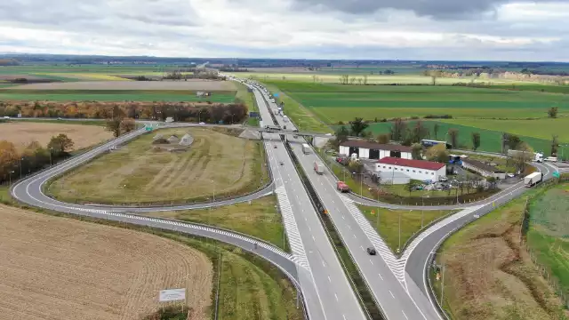 Autostrada A4 - węzeł Kostomłoty - w tle GDDKIA OUD Kostomłoty - listopad 2023