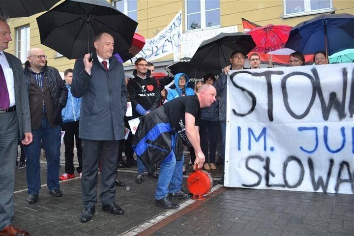 Częstochowa: Protest w obronie I Liceum Ogólnokształcącego...