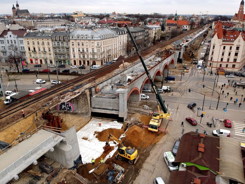 Gigantyczne estakady kolejowe rosną w centrum Krakowa. Wkrótce przejadą nimi pociągi [ZDJĘCIA]