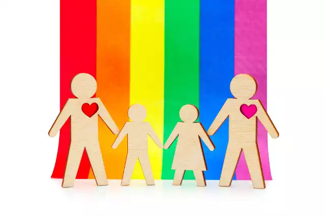 Adopcja dzieci przez pary homoseksualne? Nie w Polsce. Ministerstwo Sprawiedliwości przygotowało przepisy, które wprowadzą zakaz adopcji dla par LGBT.