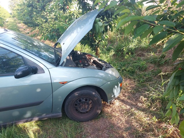 osobowy samochód był źle zabezpieczony i stoczył się najeżdżając na kierowcę.