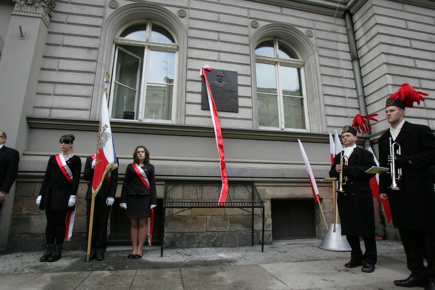 Tablica pamiątkowa Sławomira Skrzypka odsłonięta w VIII LO w Katowicach [ZDJĘCIA]