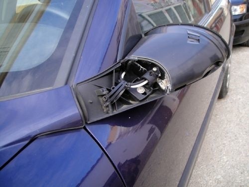Młodzieńcy niszczyli lusterka na parkingu przy ulicy Pułkowej