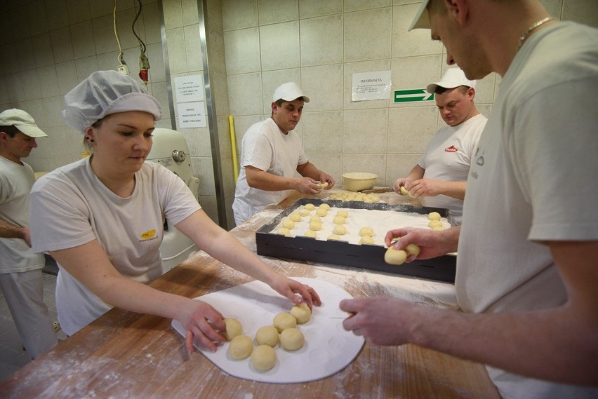 Tłusty czwartek. Tak w Cukierni Rumińscy powstają pączki!...