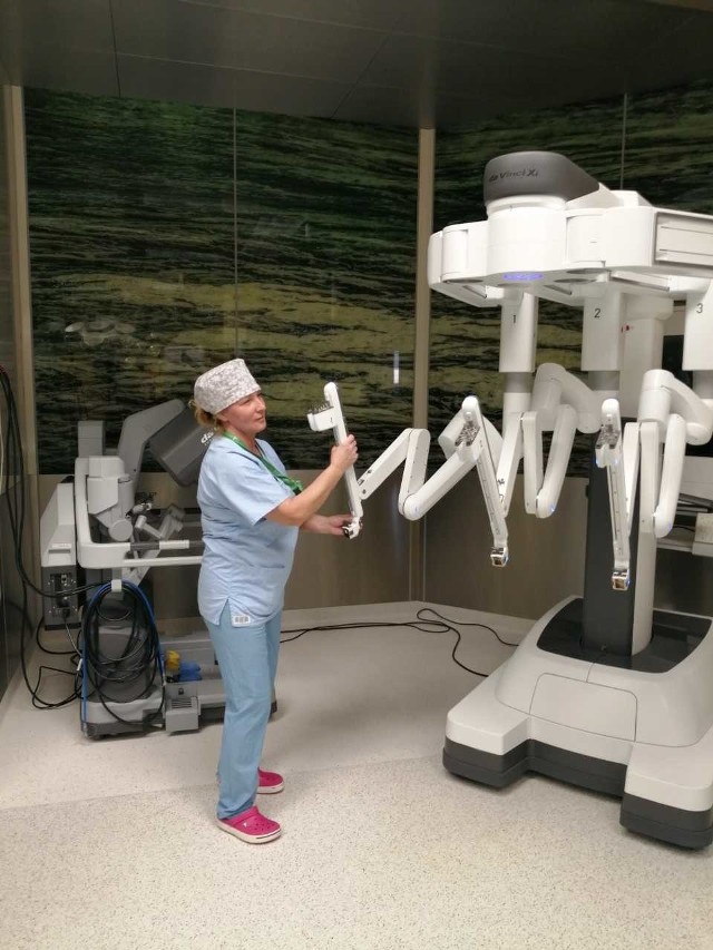W Wielkopolskim Centrum Onkologii robot da Vinci będzie wykorzystywany w ginekologii, chirurgii głowy i szyi oraz chirurgii onkologicznej chorób przewodu pokarmowego. W planach poznańskiego szpitala jest wykonywanie około 200 zabiegów rocznie za pomocą robota.Czytaj dalej --->