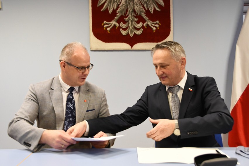 Burmistrz Małogoszcza Mariusz Piotrowski podpisuje umowę z...