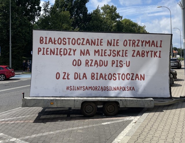 Taka przyczepa mobilna stała w lipcu przed Podlaskim Urzędem Wojewódzkim w Białymstoku