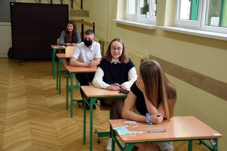 Zdjęcia z egzaminu ósmoklasisty z języka polskiego 2021 w...