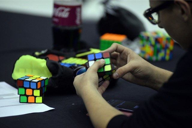 Speedcubing, jak sama nazwa wskazuje, polega na układaniu kostek sportowych na czas. 28 i 29 maja w Centrum Kultury Fizycznej na Uniwersytecie Przyrodniczym w Poznaniu odbędą się zawody w speedcubingu. 