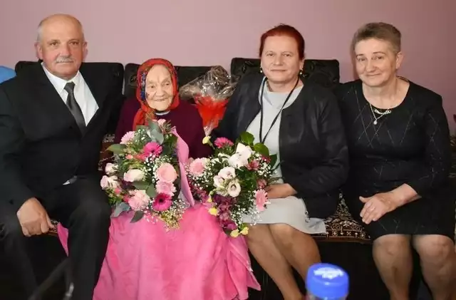 Marian Andrzej Wesołowski, wójt Gminy Rusinów odwiedził Helenę Wlazło z Grabowej na jej setnych urodzinach.