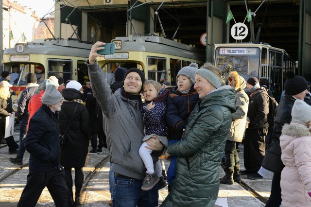 Pomimo mrozu na zajezdni pojawiło się wiele osób, głownie małych miłośników tramwajów z rodzicami.