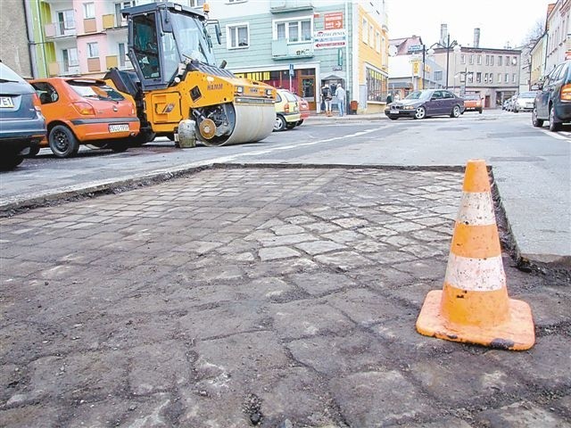 Pod płatami asfaltu znajduje się zabytkowa droga z granitu. Warto ją wyremontować i odsłonić. (fot. Radosław Dimitrow)