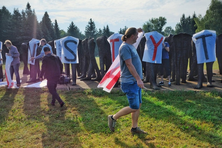 Koszulki "konstytucja" na "Nierozpoznanych" Magdaleny...