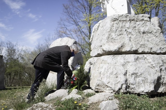 Marszałek Andrzej Bętkowski składa kwiaty pod pomnikiem  pamięci ofiar zbrodni katyńskiej - Kamienny Krąg Pamięci.