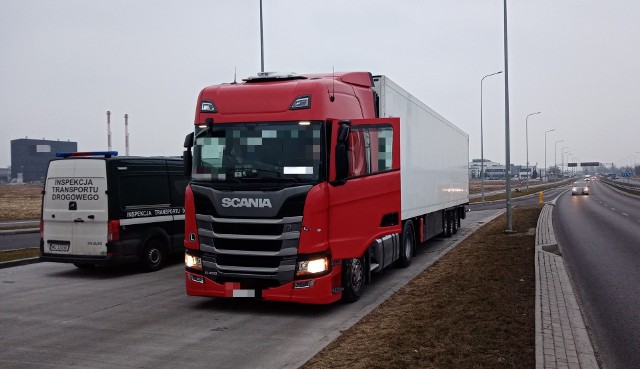 Inspektorzy transportu drogowego skontrolowali ciężarówkę z przerobionym tachografem zatrzymali na ulicy Żółkiewskiego w Radomiu.