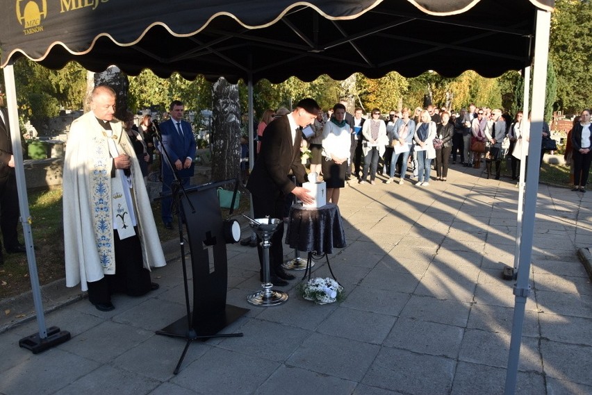 Rodzice dzieci martwo urodzonych pożegnali się ze swoimi "aniołkami" na cmentarzu w Mościcach