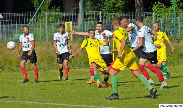 Piłkarze GKS Manowo (żółte stroje) w meczu ostatniej kolejki zremisowali 1:1 w gminnych derbach z Zefirem Wyszewo.