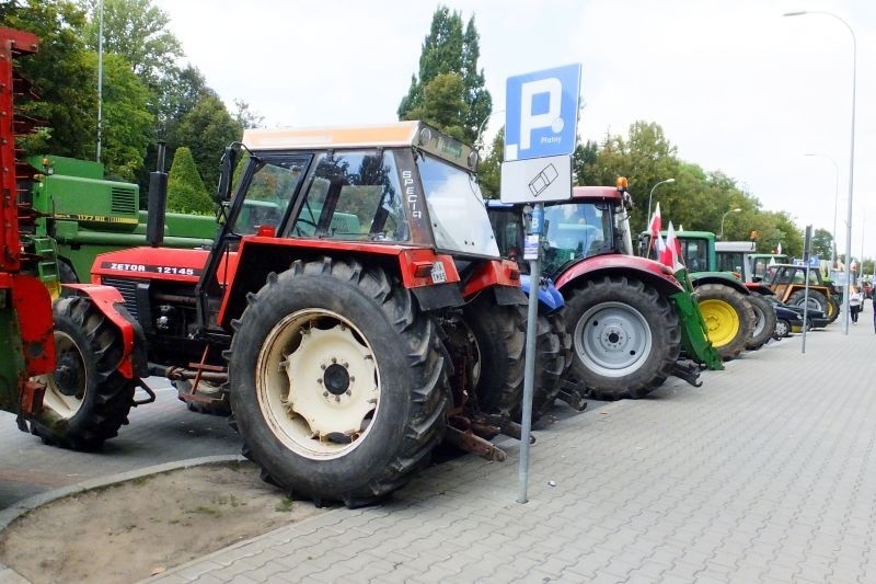 Rolnicy protestują przed Urzędem Wojewódzkim