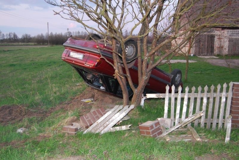 Auto wypadło w z drogi i dachowało