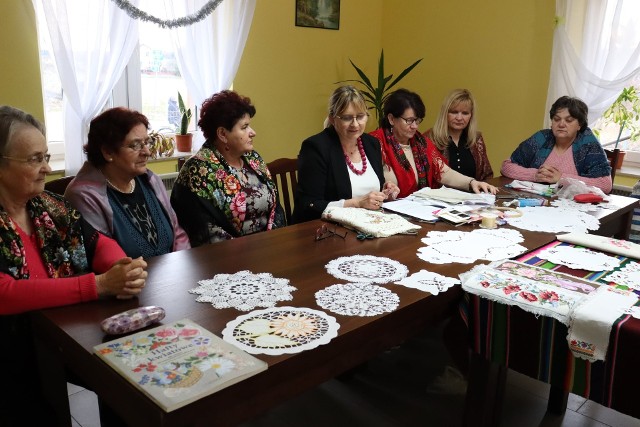 Panie z Korycisk w gminie Wieniawa, uczyły się haftowania.