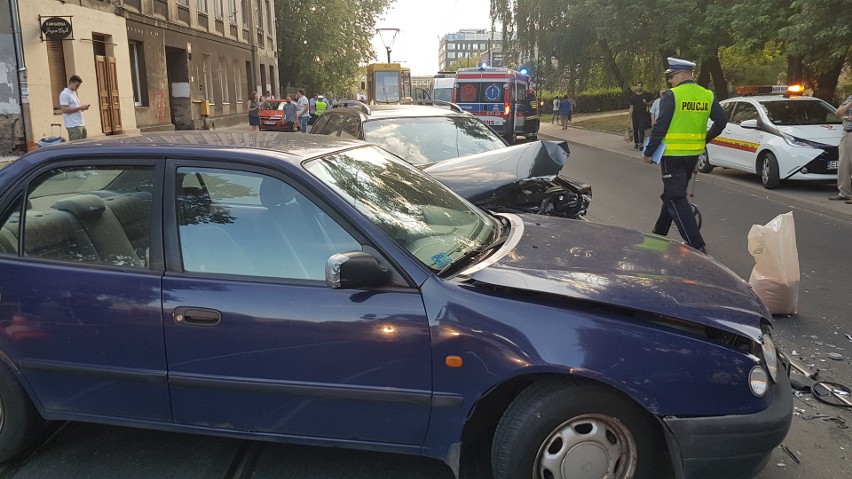 Wypadek na Pomorskiej w Łodzi. Przy Matejki zderzyły się dwa samochody. Kierowcy w szpitalu [ZDJĘCIA]