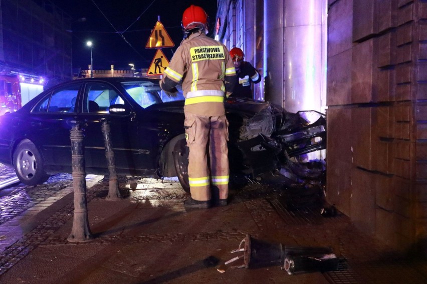 Mercedes uderzył w ścianę budynku przy Dworcu Głównym [FILM, ZDJĘCIA]