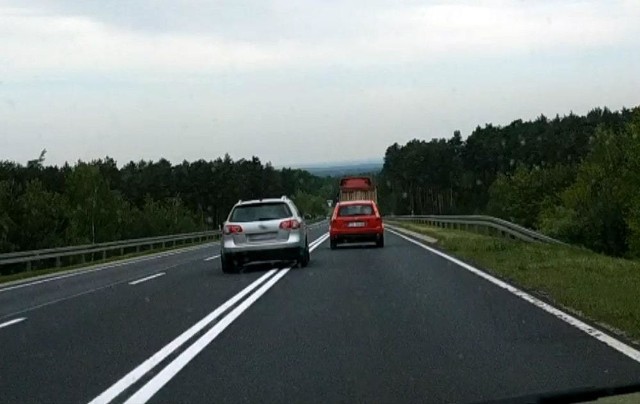 Kierowca wyprzedzał auta na podwójnej linii ciągłej