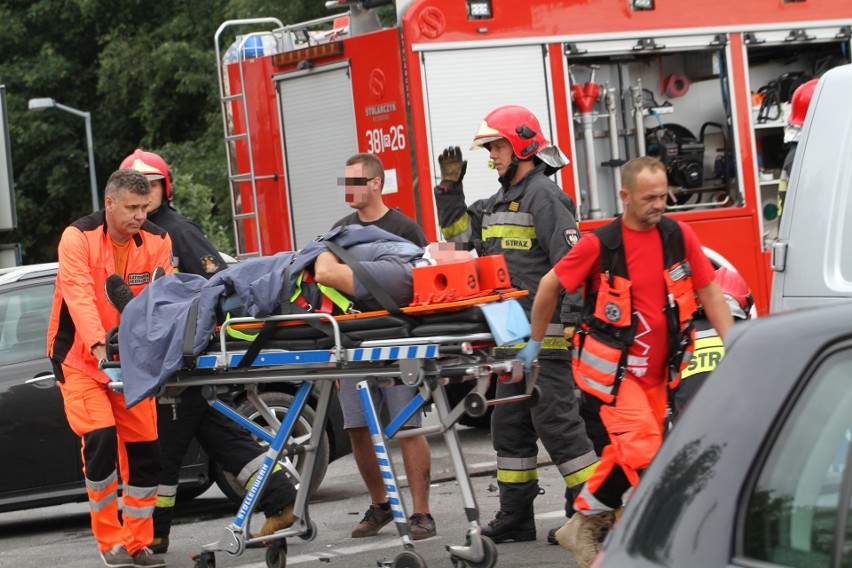 Wypadek w Tarnobrzegu. Dwie osoby ranne w zderzeniu trzech samochodów (ZDJĘCIA)