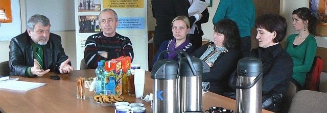 W buskim spotkaniu inauguracyjnym projektu PRIDE wziął udział Andrzej Smulczyński (z lewej), dyrektor Powiatowego Centrum Pomocy Rodzinie. 