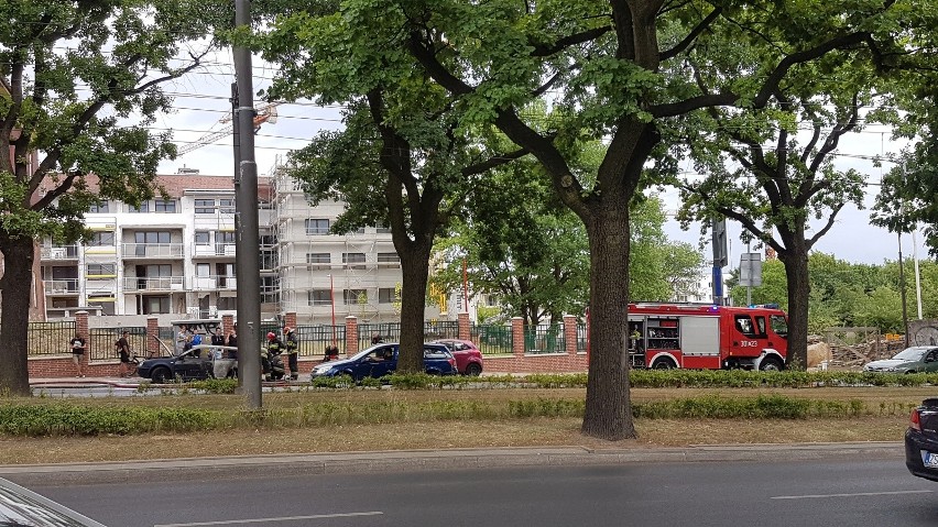 Pożar samochodu na al. Piastów w Szczecinie. Straż pożarna w akcji [ZDJĘCIA]