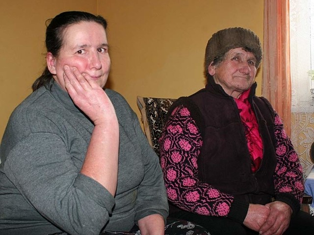 Bogusława Cisek (po lewej) i Zofia Jagiełła z Rozborza są wstrząśnięte tragedią, która rozgrywała się sąsiedztwie. Nie mogą zrozumieć, co pchnęło Stanisława O. do próby zamordowania najbliższych.