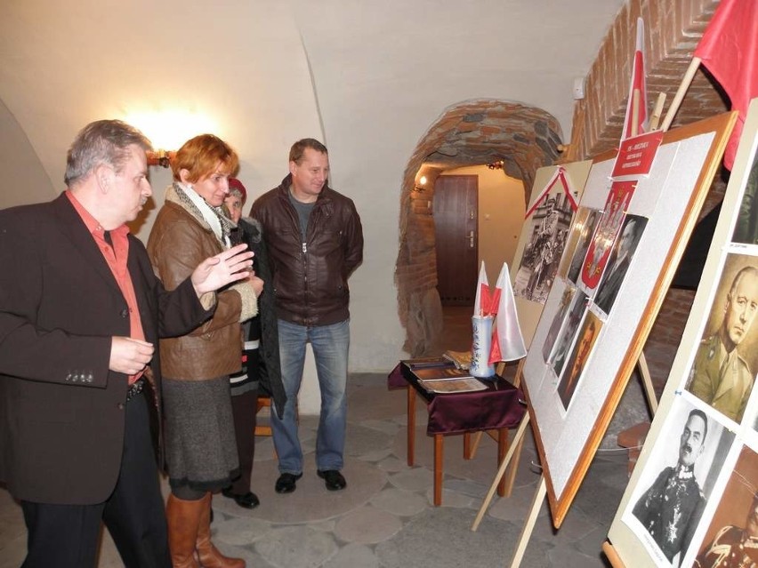 Mirosław Andraszczyk (z lewej) oprowadza po wystawie w...