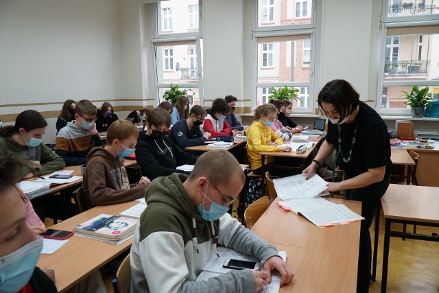 Decyzja o skróceniu okresu nauki zdalnej została ogłoszona podczas wspólnej konferencji prasowej szefa resortu edukacji Przemysława Czarnka z ministrem zdrowia Adamem Niedzielskim 9 lutego.