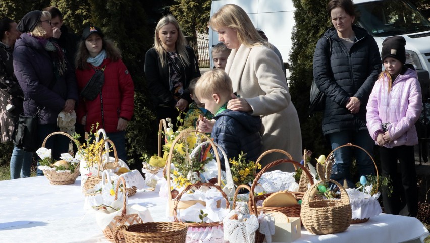 W Wielką Sobotę od rana dzieci przychodziły ze święconką do...