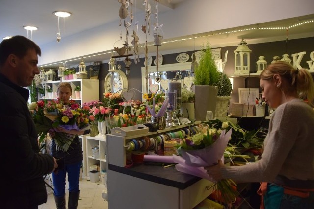 - Panowie najczęściej decydują się na zakup tulipanów - twierdzi Agnieszka Gajdowska (pierwsza z prawej) - współwłaścicielka jednej z grudziądzkich kwiaciarni