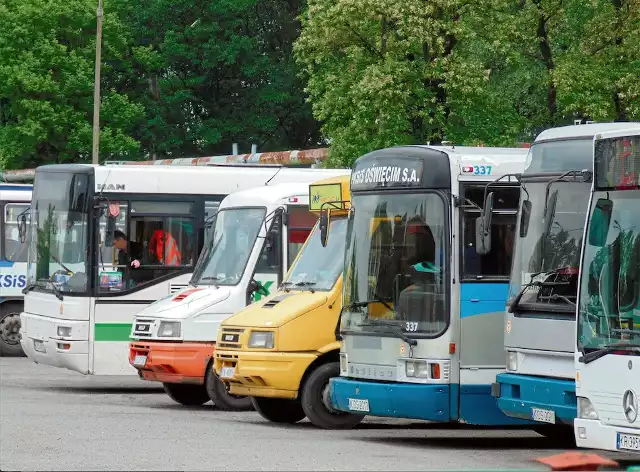 Wczoraj w bazie PKSiS Oświęcim przy ul. Chemików o godz. 13 stało siedem autobusów. Kierowcy mieli zakaz rozmowy z dziennikarzami. Po krótkiej wymianie zdań zostali wezwani do opuszczenia placu.