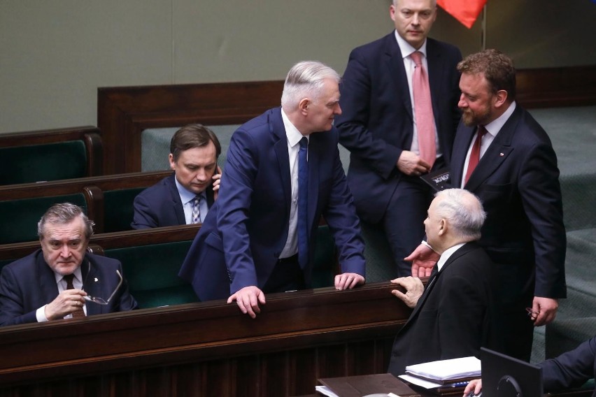 Jarosław Kaczyński stawia ultimatum Jarosławowi Gowinowi.