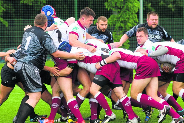 Białostoccy rugbyści (na biało-bordowo) staną jutro przed szansą wygrania rozgrywek grupy pocieszenia  II ligi