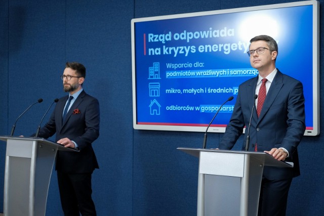 Rzecznik prasowy PiS Radosław Fogiel i rzecznik prasowy rządu Piotr Mueller podczas konferencji prasowej. Rząd ma odpowiedź na kryzys energetyczny