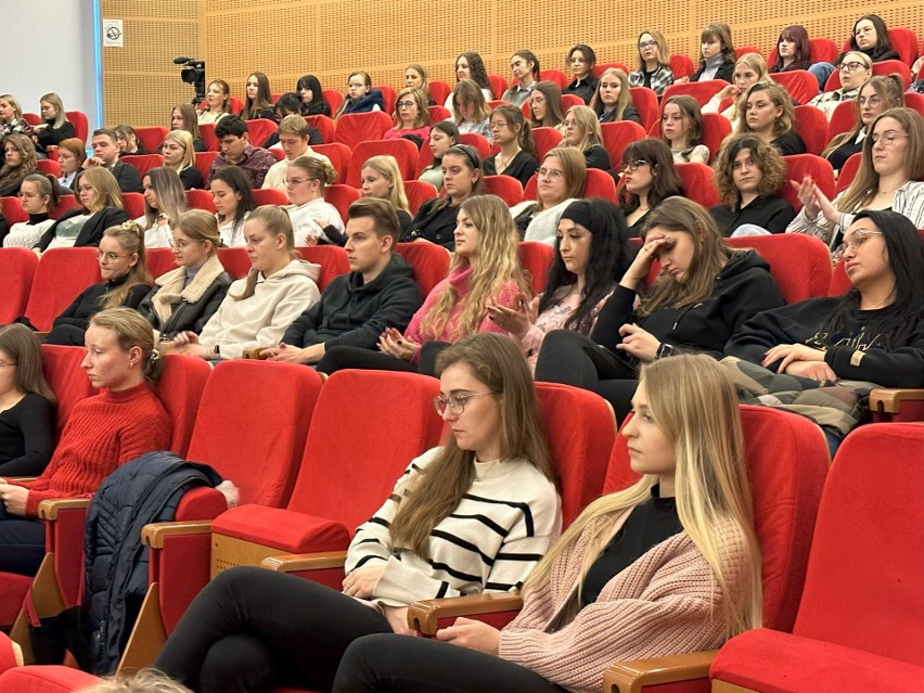 Studenci Uniwersytet Jana Kochanowskiego uczestniczyli w konferencji naukowej na temat pracy socjalnej. Wysłuchali inspirujących wykładów