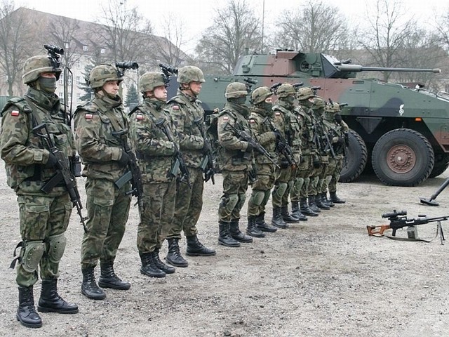 Żołnierze 1. batalionu piechoty zmotoryzowanej Ziemi Rzeszowskiej (1 bpzmot ZRz) zaprezentowali gościom wyposażenie indywidualne drużyny zmotoryzowanej oraz transporter Rosomak.