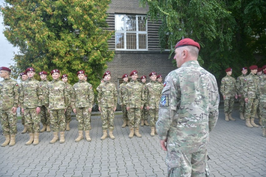 Radomscy uczniowie klas wojskowych pilnie trenują przygotowując się do ślubowania na Westerplatte
