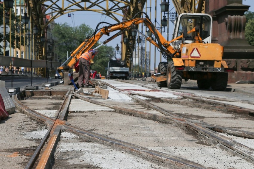 Kładą zdezelowane tory na moście Zwierzynieckim. Ekspert: to ryzyko dla bezpieczeństwa pasażerów