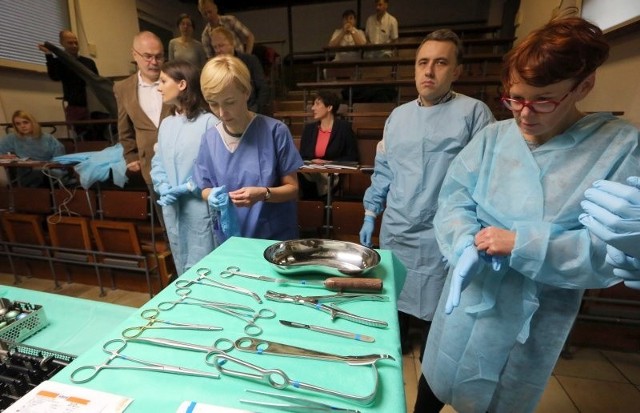 W ramach konferencji, która odbywa się w Filharmonii, w czwartek niektórzy uczestnicy mogli wziąć udział w pierwszym w Polsce kursie kadawerowym, dotyczącym wszczepiania endoprotez onkologicznych, który przeprowadzany był w Zakładzie Patomorfologii przy ul. Unii Lubelskiej. Wszczepienie implantu ćwiczono na zwłokach.