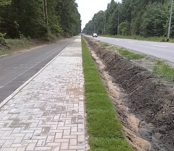 Drogowcy od zeszłego roku nie mogą ukończyć prac przy budowie ścieżki rowerowej i chodnika przy ul. Mickiewicza.