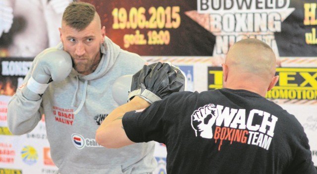 Mariusz Wach wraz z trenerem Piotrem Wilczewskim przeprowadzili w środę pokazowy trening w Galerii Ostrowiec.