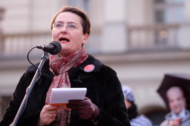 Wulgarne słowa Joanna Jaśkowiak wypowiedziała podczas ubiegłorocznego strajku kobiet na placu Wolności.